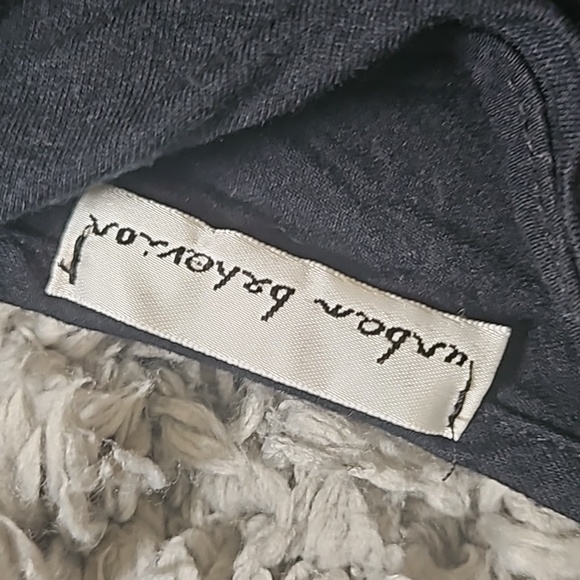 Black top ruffled front - Picture 2 of 3